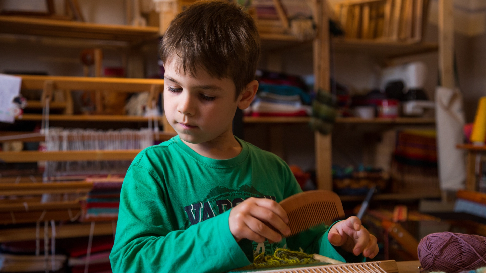 foto di un bambino che lavora al telaio
