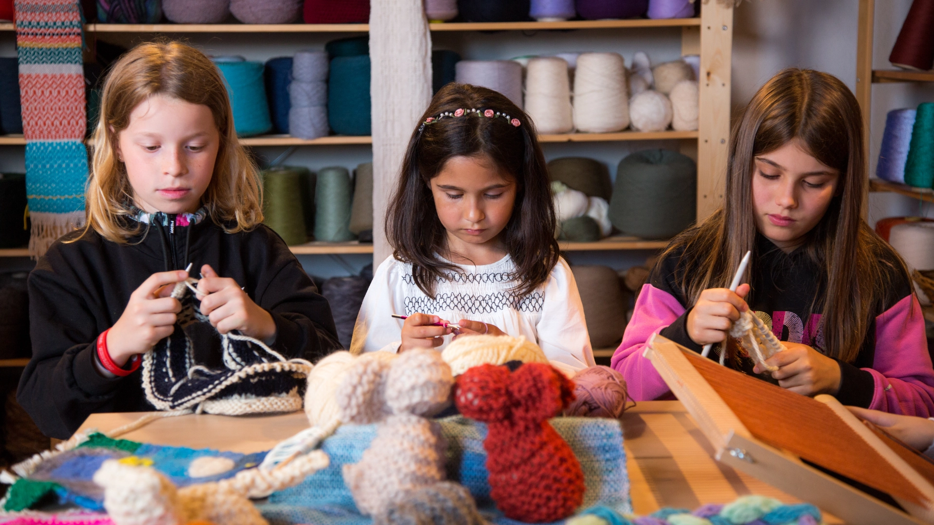 foto di bambini che lavorano a maglia
