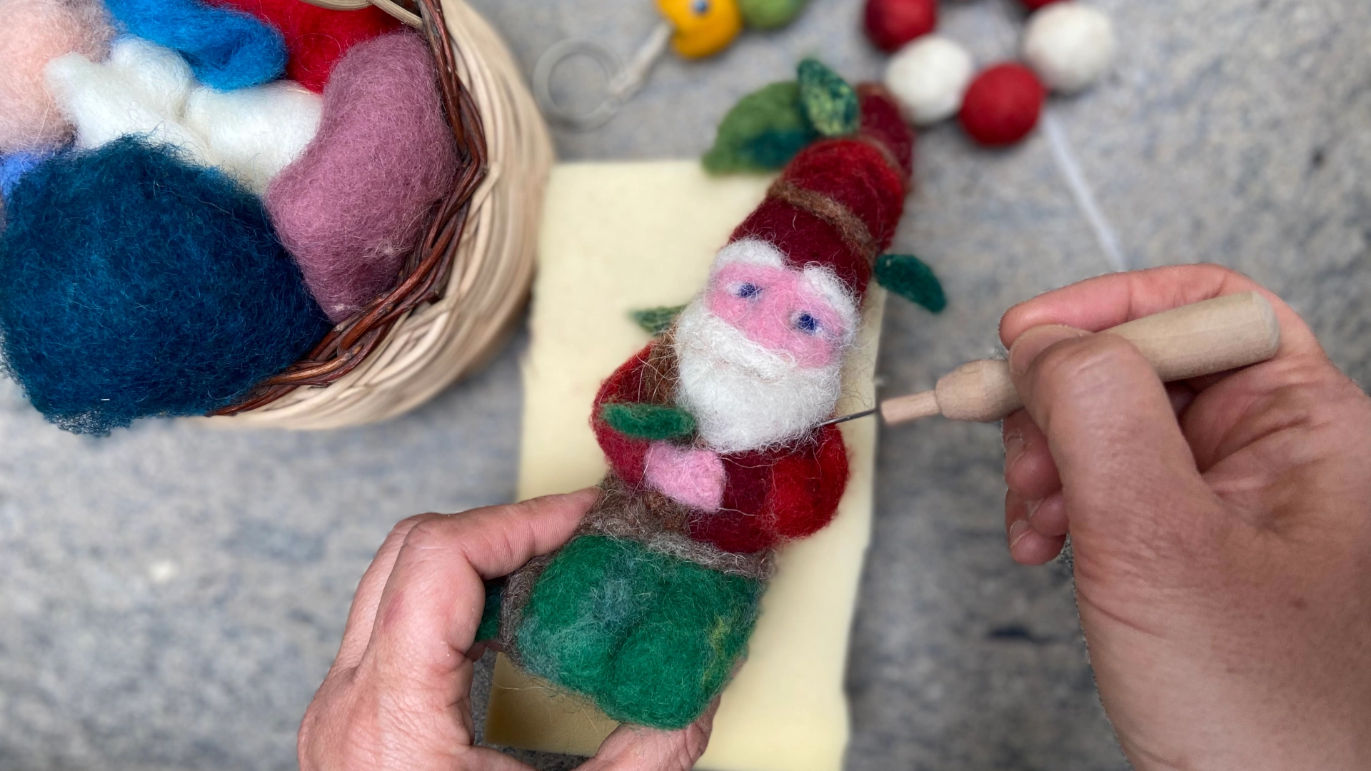 Foto di un babbo natale realizzato con lana infeltrita ad ago